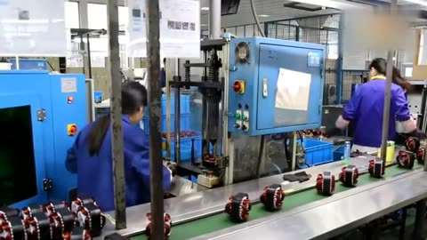 實(shí)拍中國(guó)電動(dòng)機(jī)制造工廠, 全是女工流水線生產(chǎn), 手速太快了!